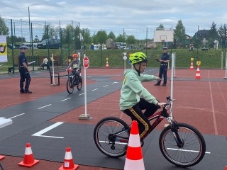 Mateusz na rowerze w miasteczku drogowym