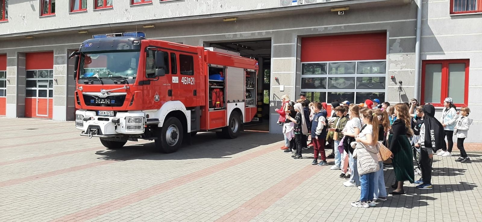 uczniowie przed budynkiem straży