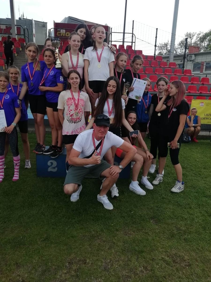 dziewczyny z trenerem