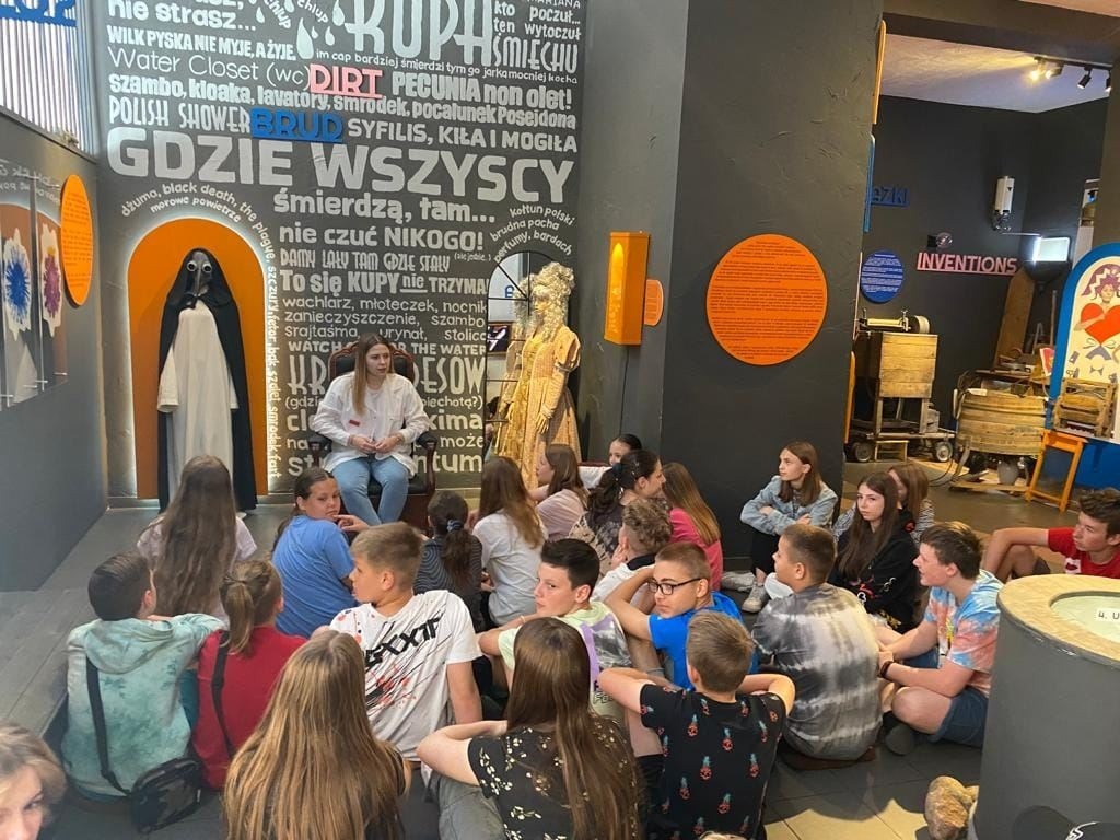 uczniowie słuchają opowieści