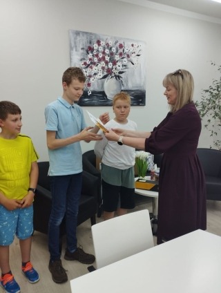 wręczanie dyplomów uczniom przez p. Dyrektor