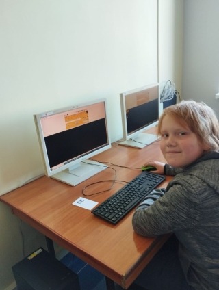 ucz. Szymon z 5c w sali komputerowej gotowy do konkursu