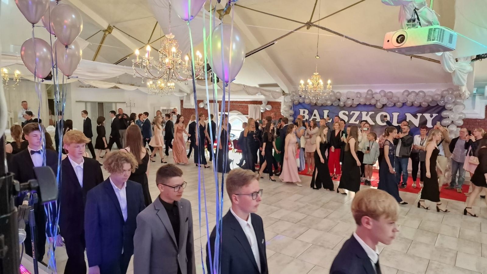 uczniowie tańczą poloneza