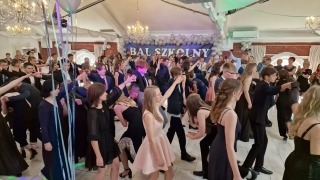 uczniowie tańczą poloneza