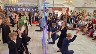 uczniowie tańczą poloneza