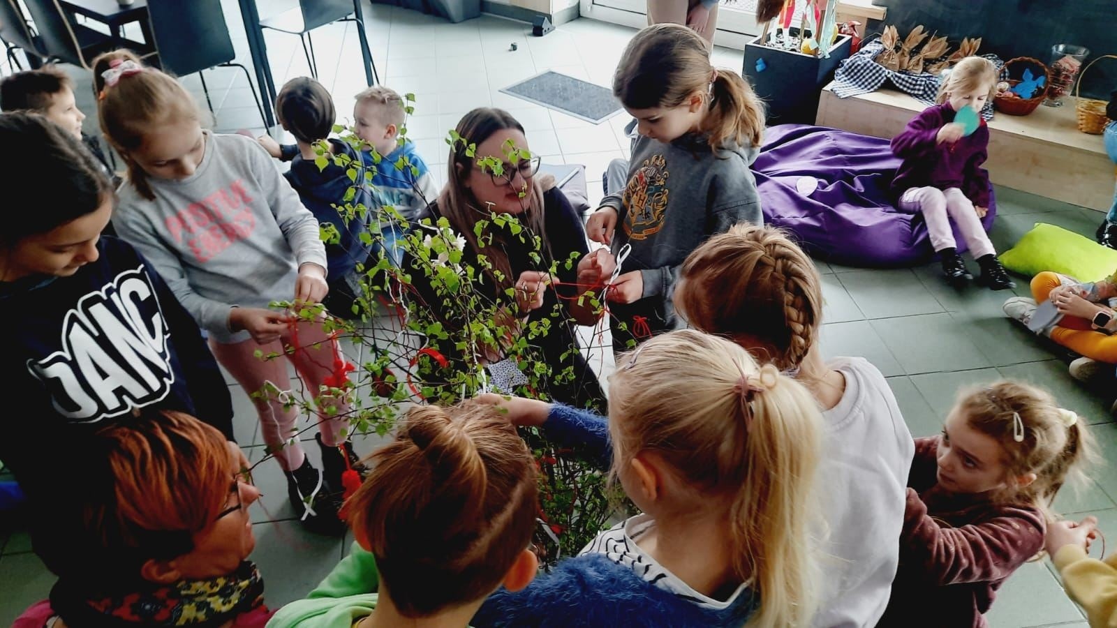dzieci wykonują ozdoby wielkanocne
