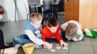 trójka chłopców siedzi na podłodze