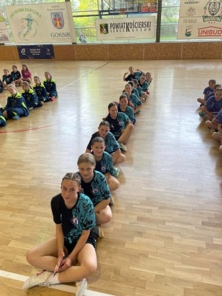 dziewczęta na płycie boiska