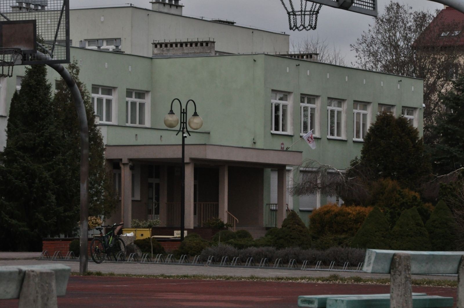 zdjęcie zrobione w ramach kołach fotograficznego - budynek szkoły