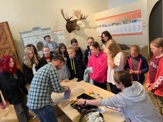 Uczniowie z koła biologicznego na warsztatach