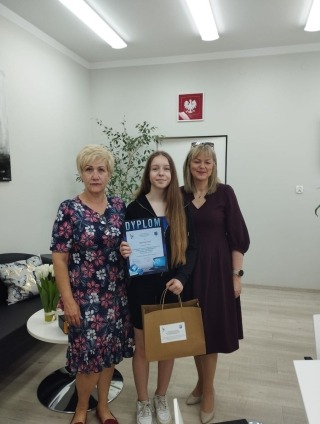 uczennica nagrodzona z Dyrektorką i nauczycielem informatyki p. Radomską