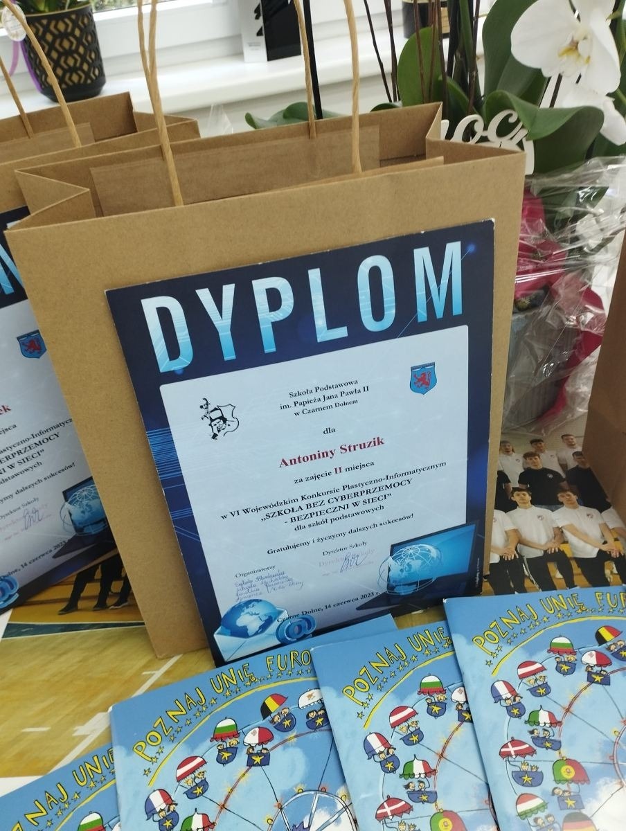 dyplomy dla nagrodzonych