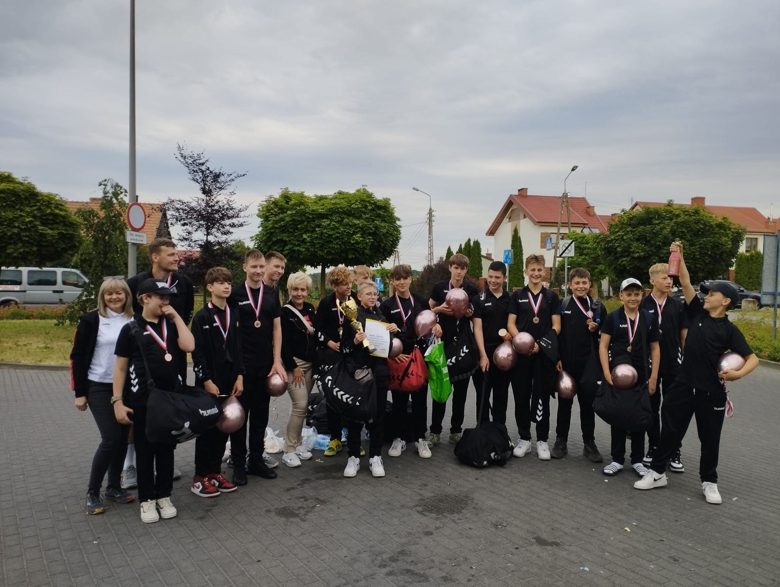 powitanie drużyny chłopców przez wychowawcę, dyrektora i rodziców 