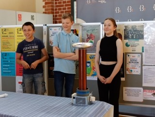 uczniowie SPOMS prezentują swoje projekty