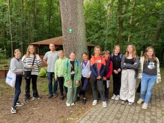 uczniowie z koła przyrodniczego