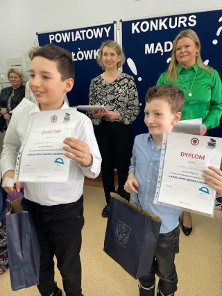 wręczanie dyplomów nagrodzonym uczniom