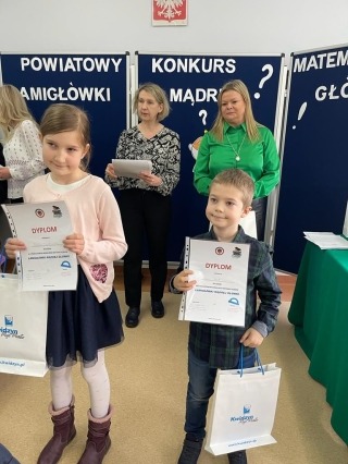 wręczanie dyplomów nagrodzonym uczniom