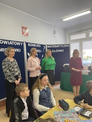 Przywitanie przez panią Dyrektor  i nauczycieli SPOMS