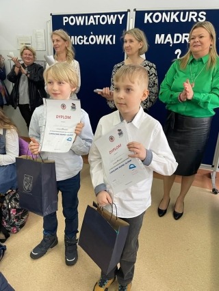 wręczanie dyplomów nagrodzonym uczniom