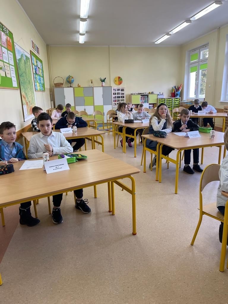 uczniowie podczas konkursu