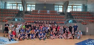 zdjęcie grupowe uczniowie, rodzice, trenerzy i wychowawca