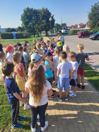 Dzieci uczą się bezpieczeństwa w ruchu ulicznym