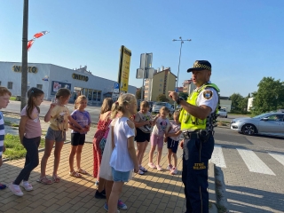 Dzieci uczą się bezpieczeństwa w ruchu ulicznym