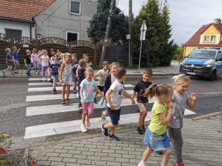 Dzieci uczą się bezpieczeństwa w ruchu ulicznym