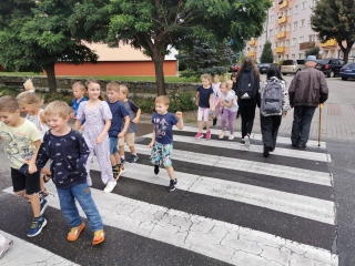 Dzieci uczą się bezpieczeństwa w ruchu ulicznym