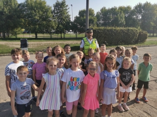 Dzieci uczą się bezpieczeństwa w ruchu ulicznym