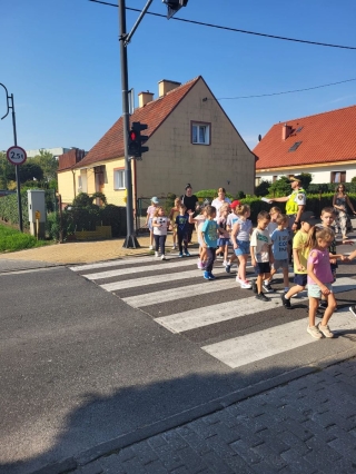 Dzieci uczą się bezpieczeństwa w ruchu ulicznym