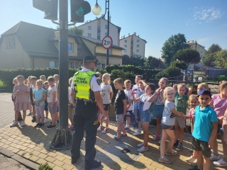 Dzieci uczą się bezpieczeństwa w ruchu ulicznym