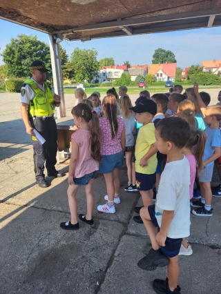 Dzieci uczą się bezpieczeństwa w ruchu ulicznym