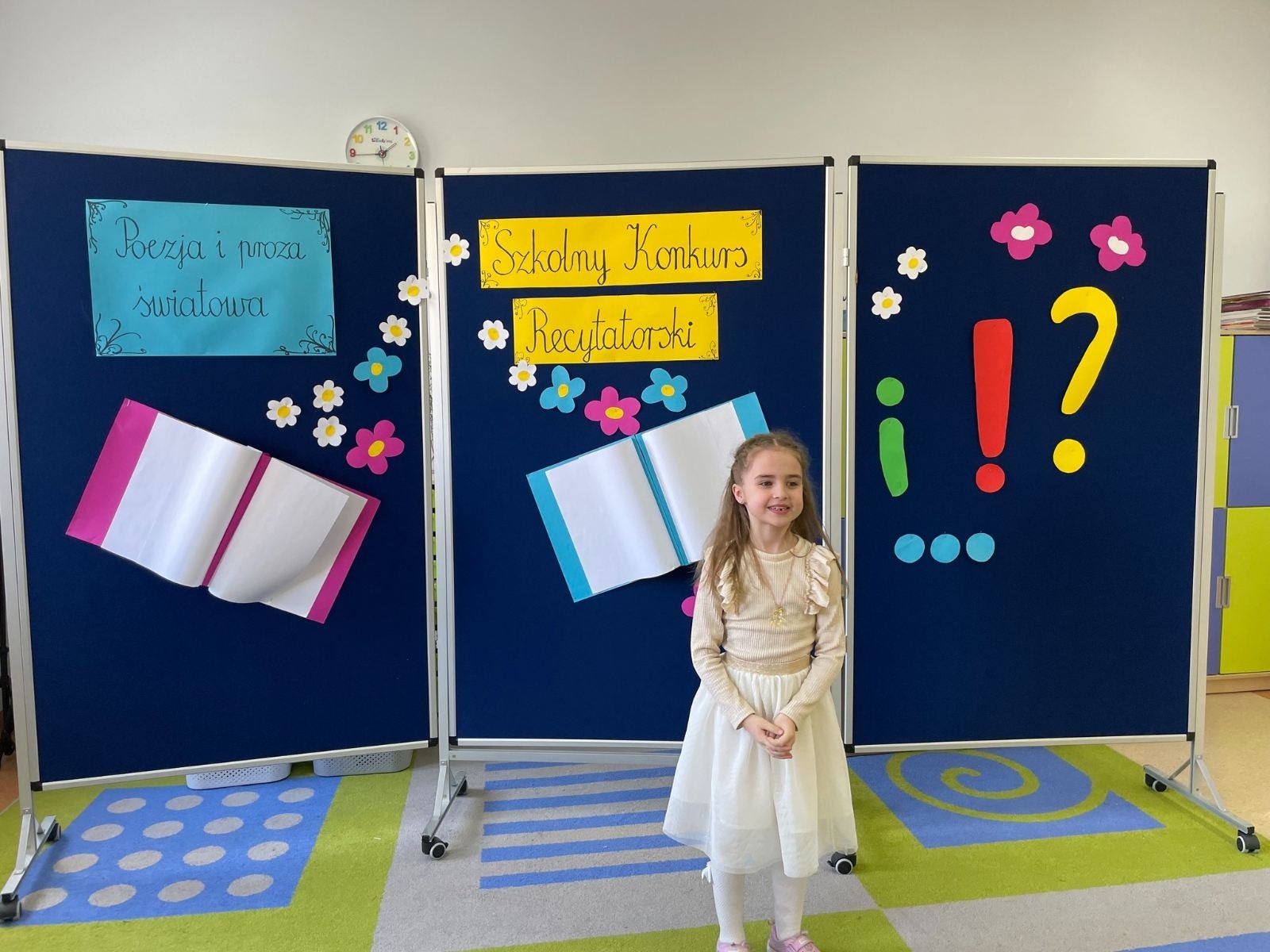 uczennica recytuje 