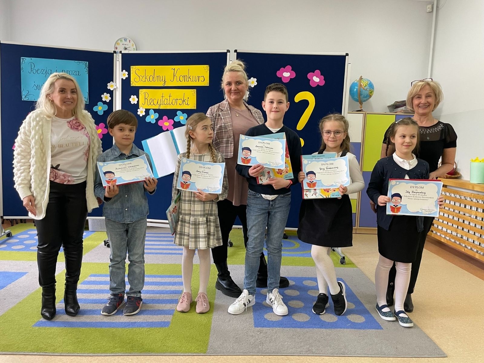 zdjęcie uczestników konkursu wraz z nauczycielami