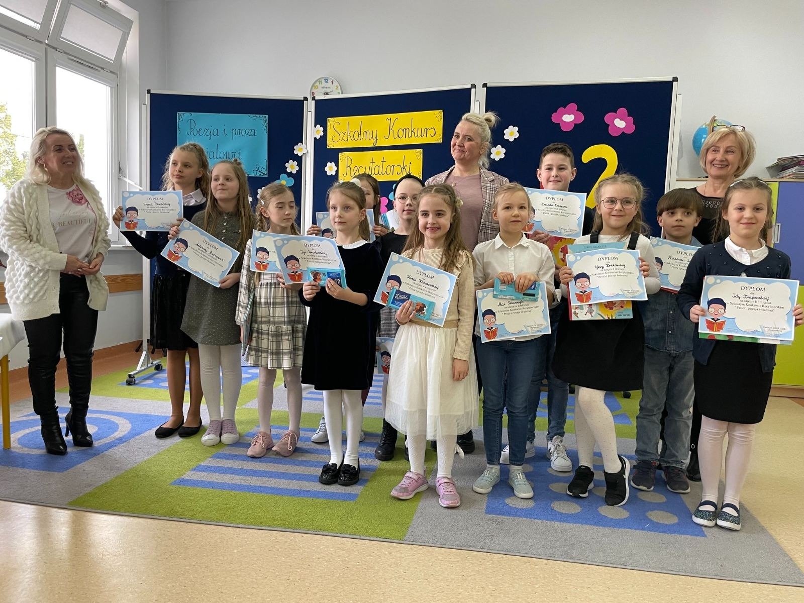zdjęcie uczestników konkursu wraz z nauczycielami