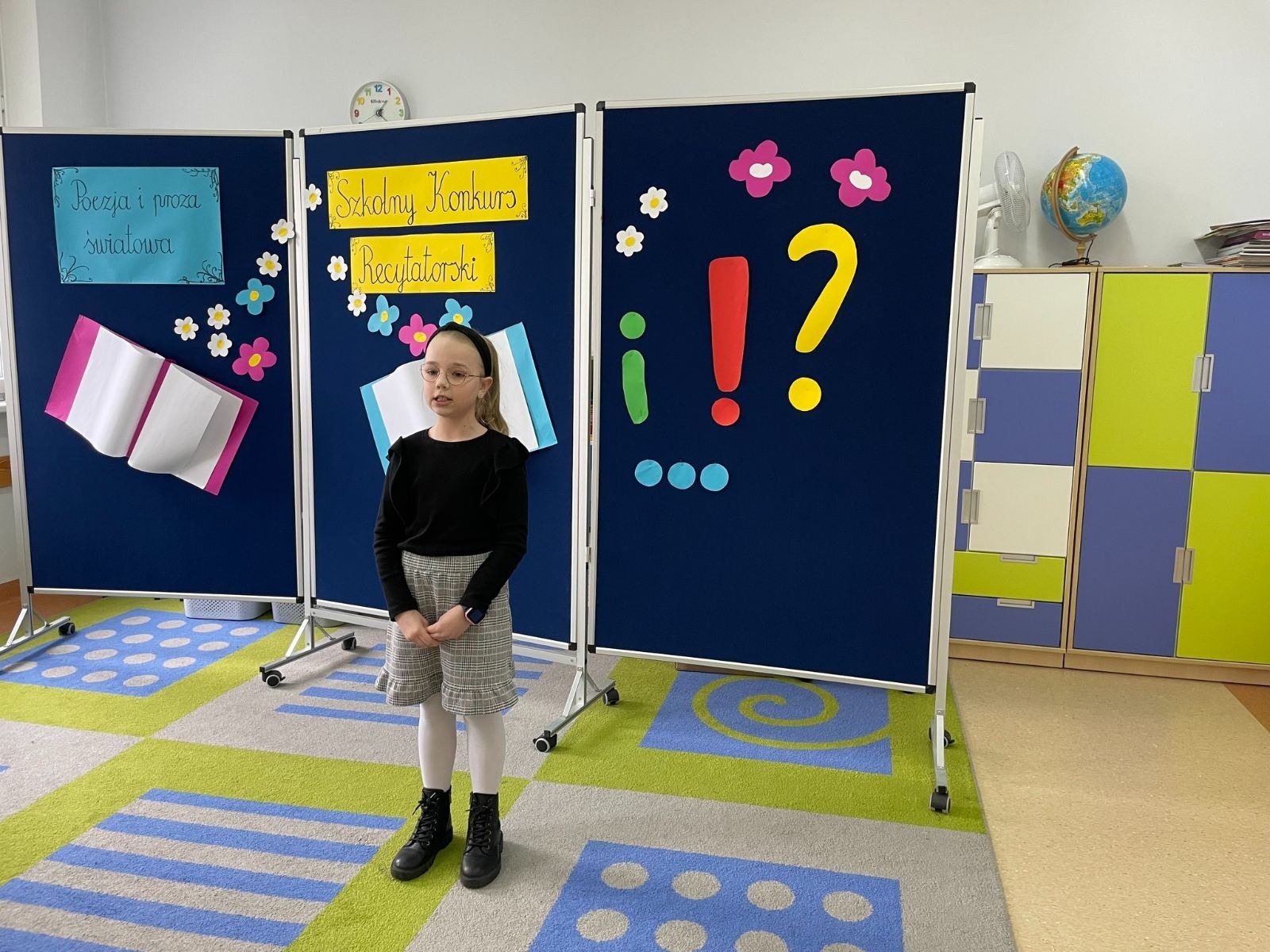 uczennica recytuje 