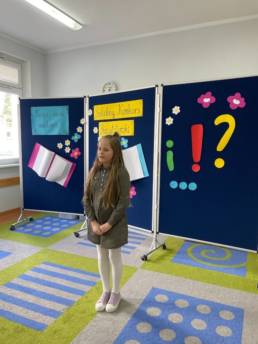 uczennica recytuje 