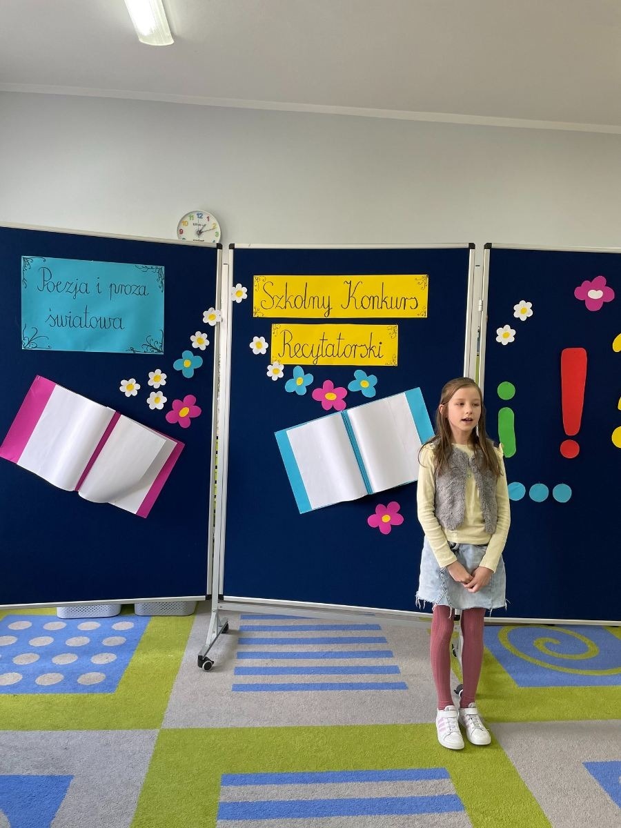 uczennica recytuje 