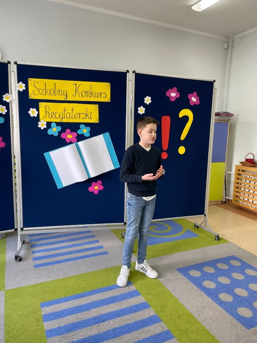 uczeń recytuje 