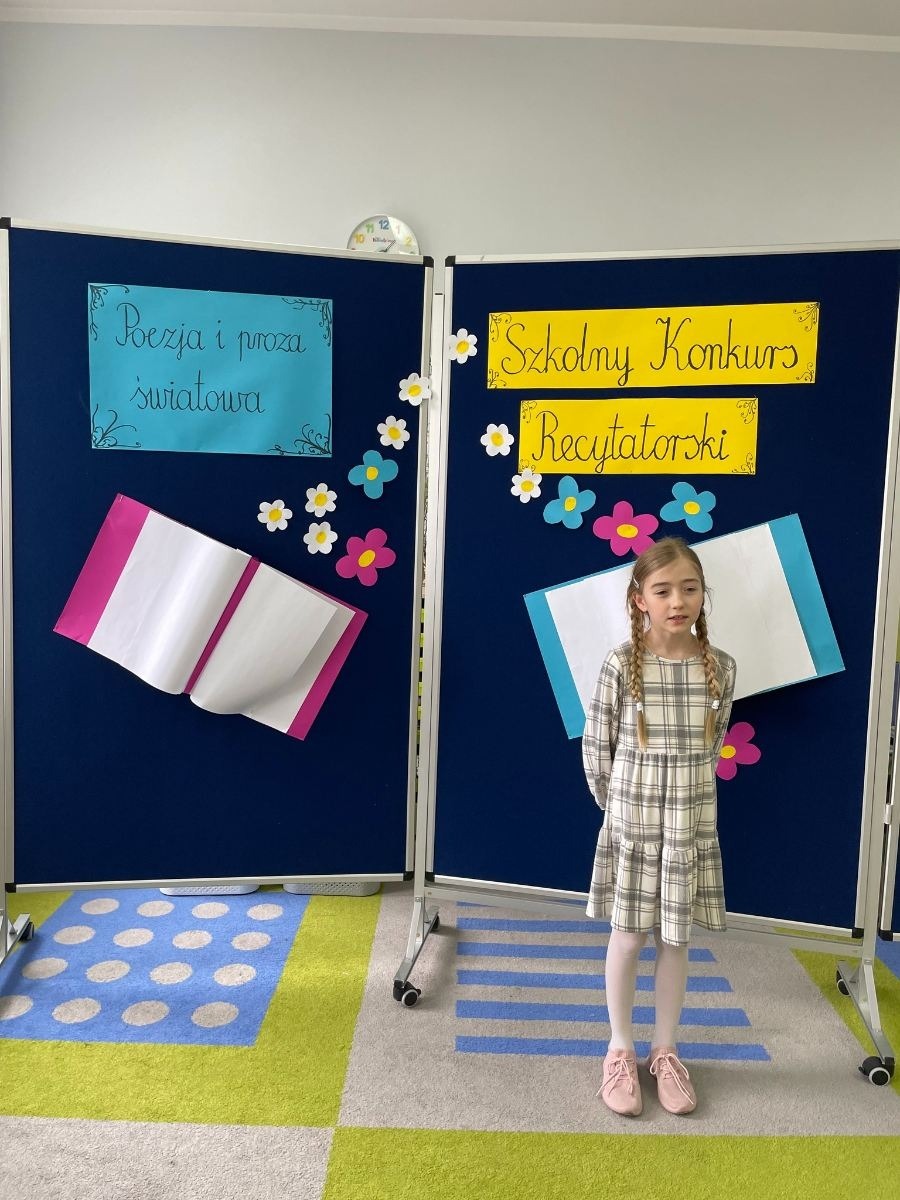 uczennica recytuje 