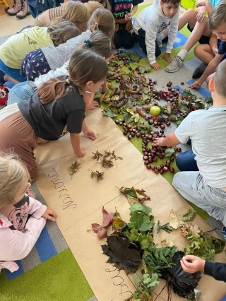 Dzieci robią zielnik