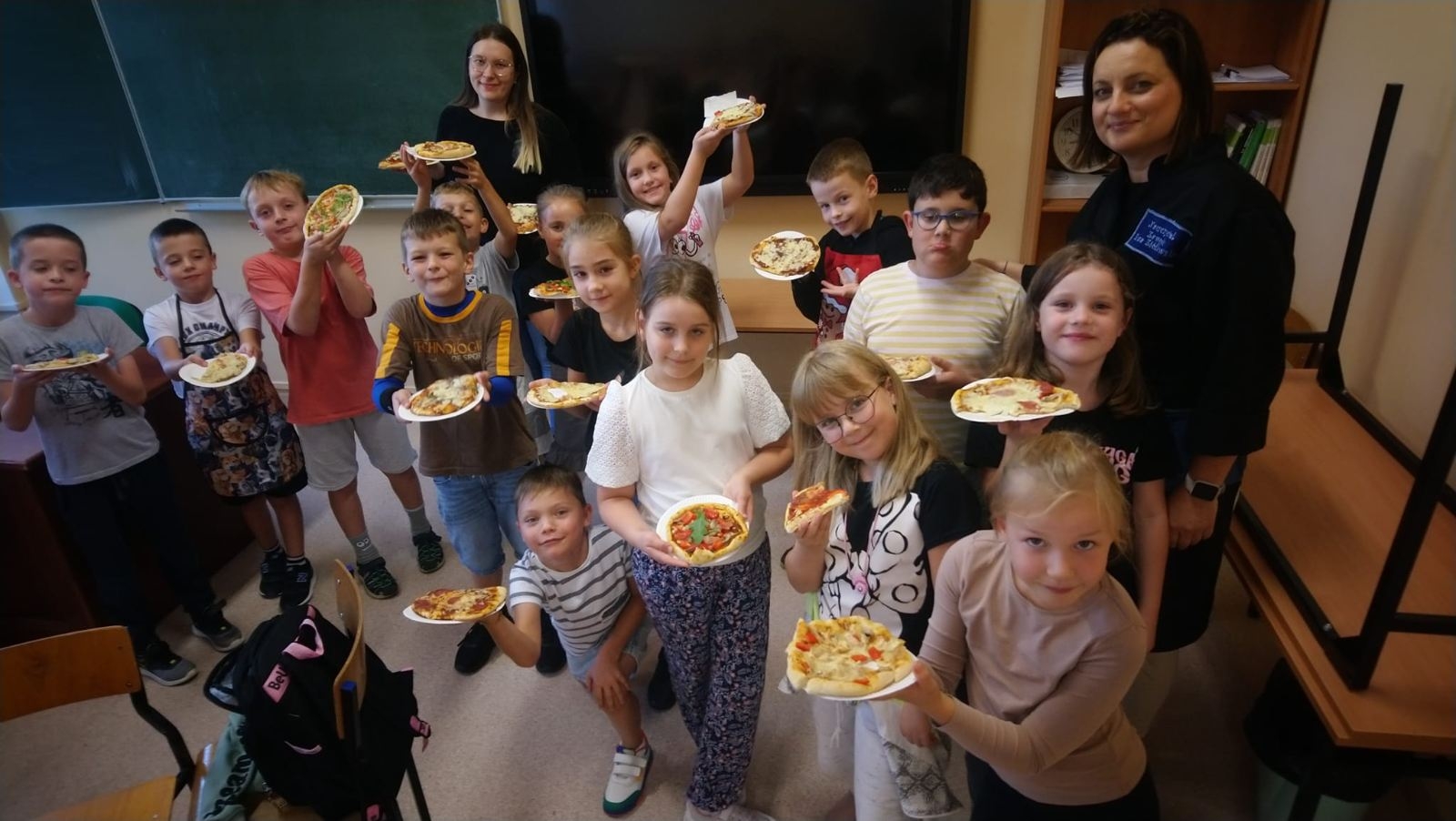 Dzieci z pizzą