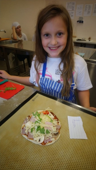 Dzieci robią pizzę