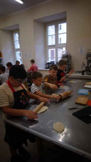 Dzieci robią pizzę