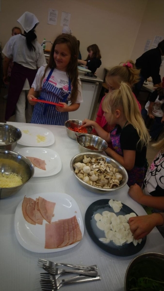 Dzieci robią pizzę