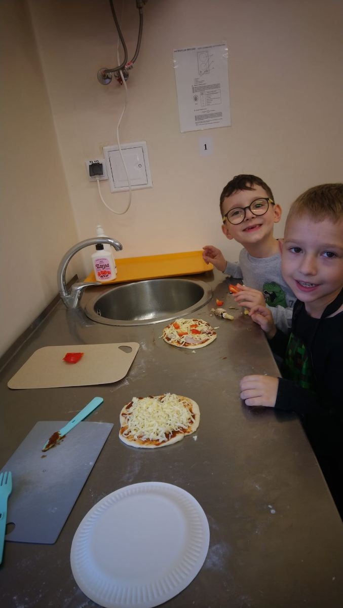 Dzieci robią pizzę