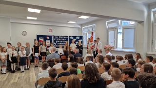 społeczność szkolna podczas uroczystości