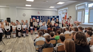 społeczność szkolna podczas uroczystości