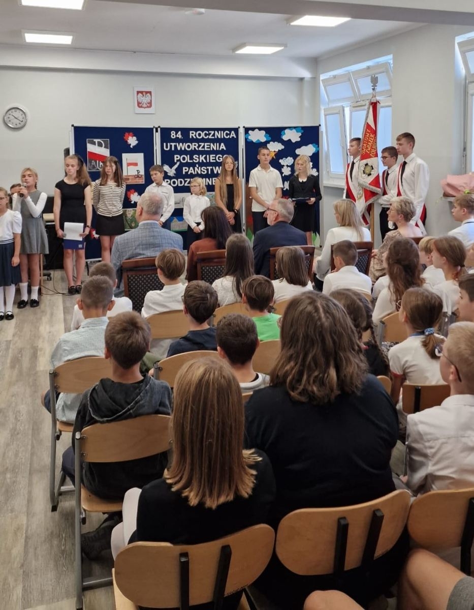 społeczność szkolna podczas uroczystości